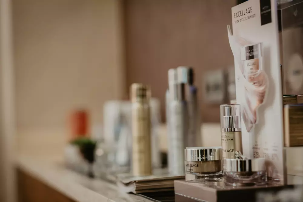 Ein Zähler mit vielen Kosmetikprodukten darauf