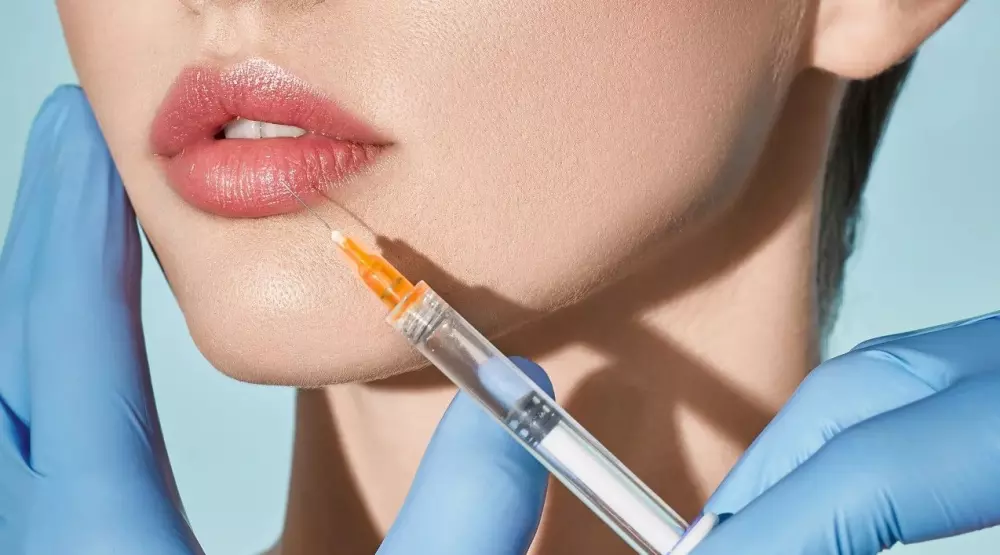 a woman is getting a syringe injected into her lips