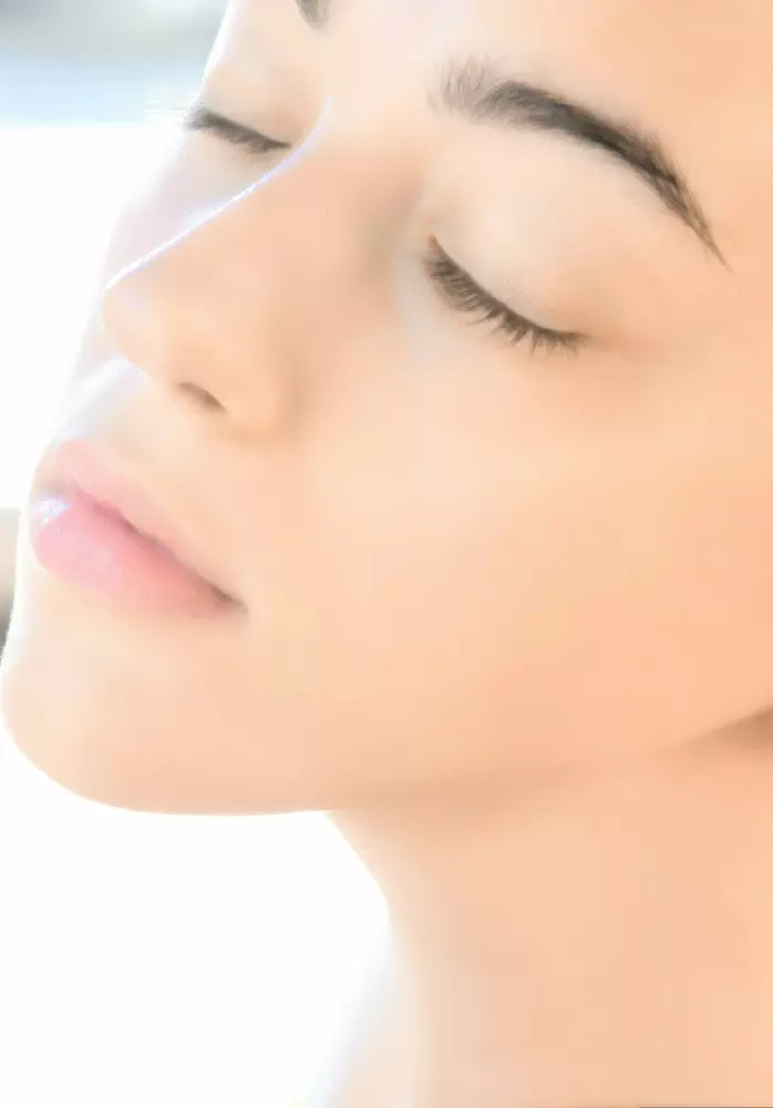 Eine Nahaufnahme einer Frau mit geschlossenen Augen