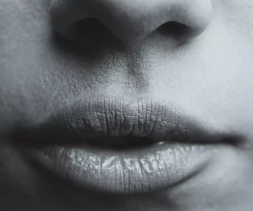 Ein schwarz-weiß Foto von den Lippen einer Frau
