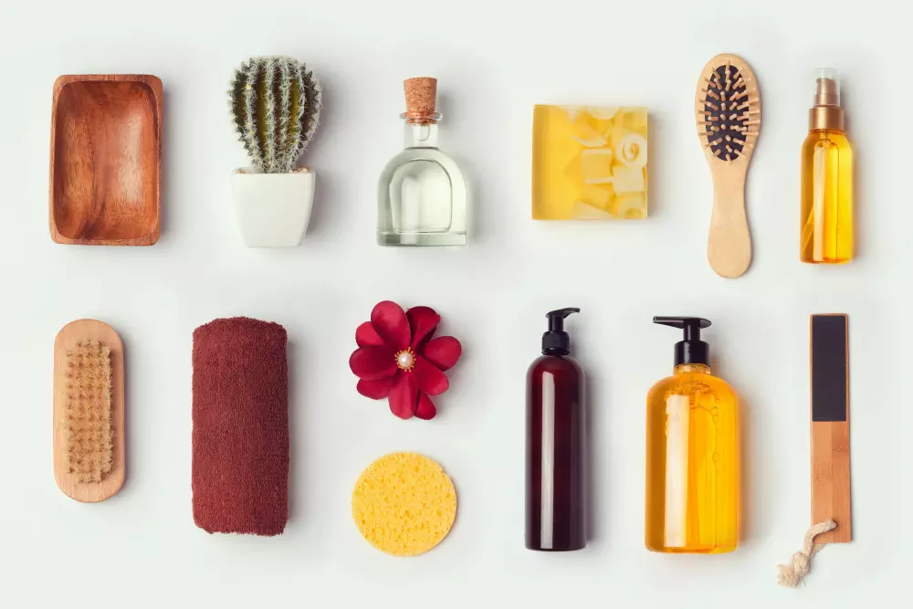 eine Sammlung verschiedener Arten von Seifen und Zahnbürsten