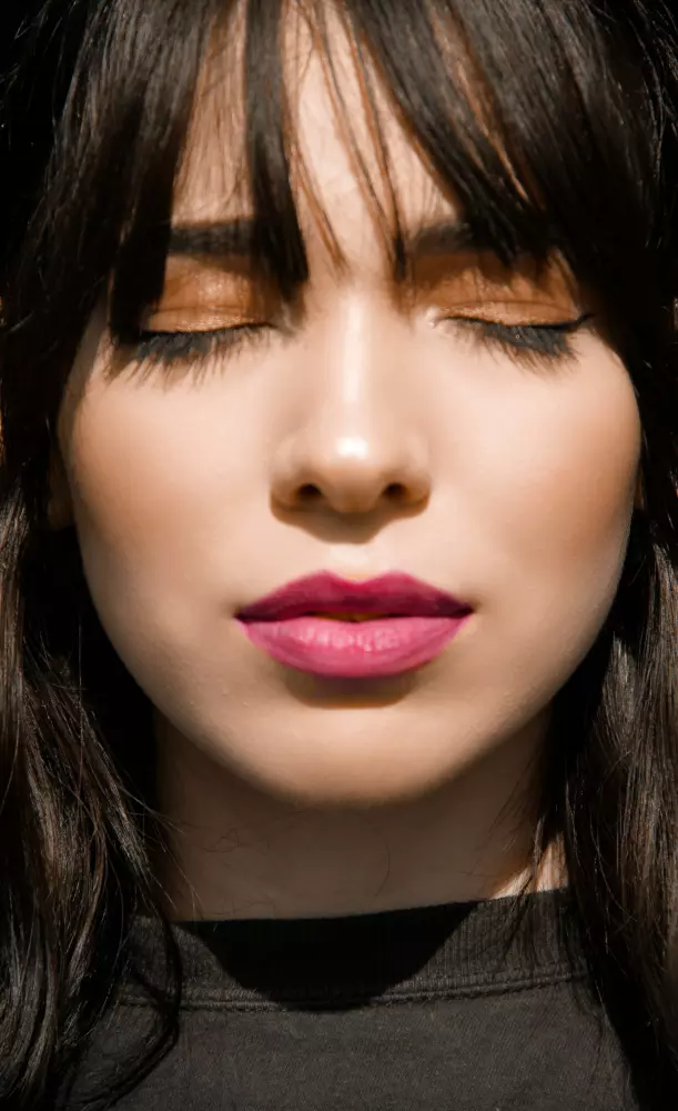 Eine Nahaufnahme einer Frau mit geschlossenen Augen