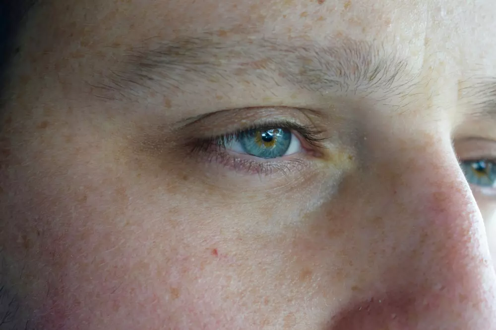 Eine Nahaufnahme einer Person mit blauen Augen
