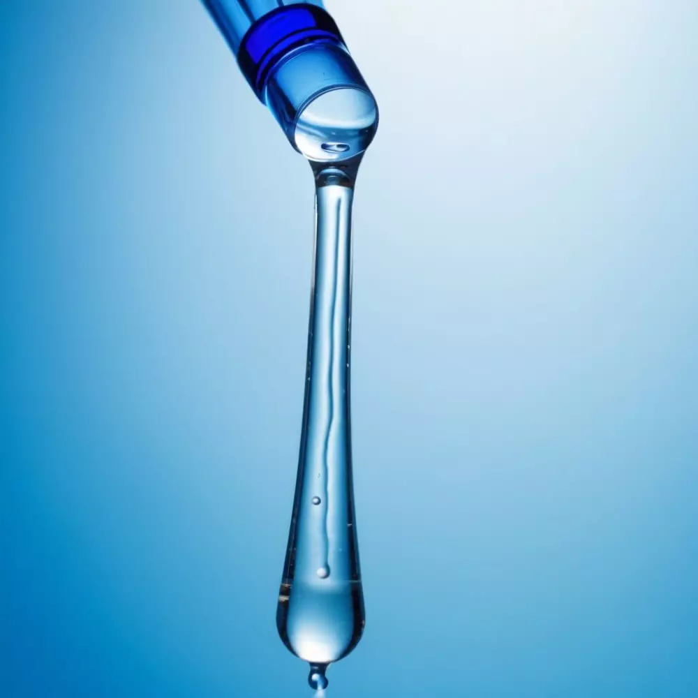 Ein ruhiges Bild von Hyaluronsäure-Serum, das aus einer Pipette tropft, mit Fokus auf dem Tropfen, vor einem verschwommenen Hintergrund mit sanften Blautönen, fotografischer Stil, aufgenommen in einer Makroaufnahme mit natürlichem Licht und hoher Detailgenauigkeit.