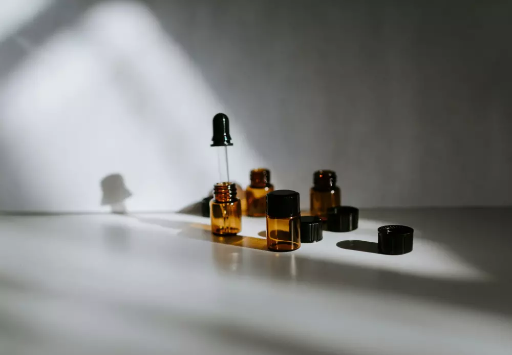 Eine Gruppe von Flaschen, die auf einem Tisch steht