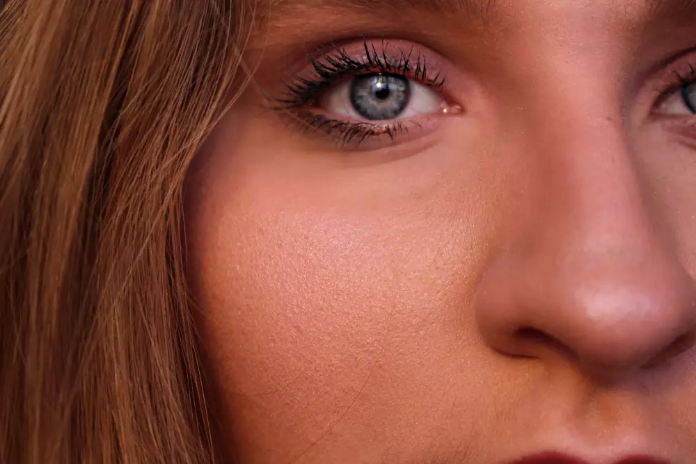 Eine Nahaufnahme des Gesichts einer Frau mit blauen Augen