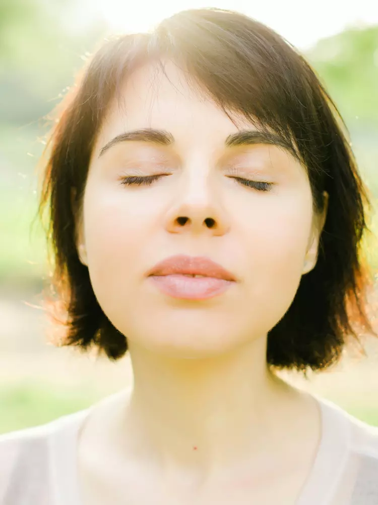 Eine Frau mit geschlossenen Augen und geschlossenen Augen