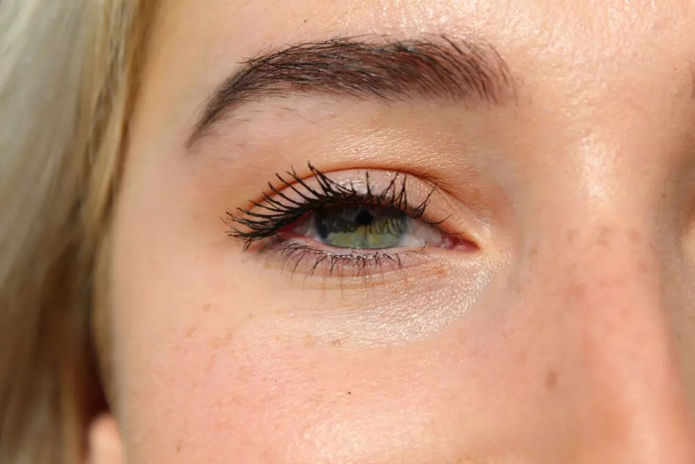 Eine Nahaufnahme eines Frauenauges mit langen Wimpern