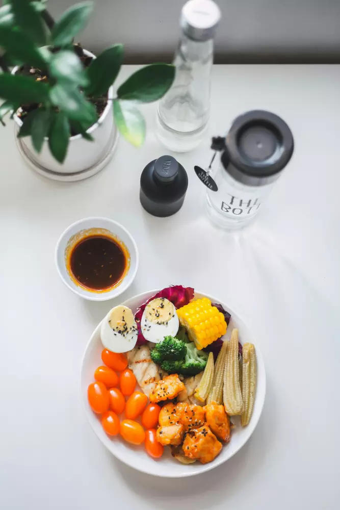 un plato blanco lleno de diferentes tipos de comida