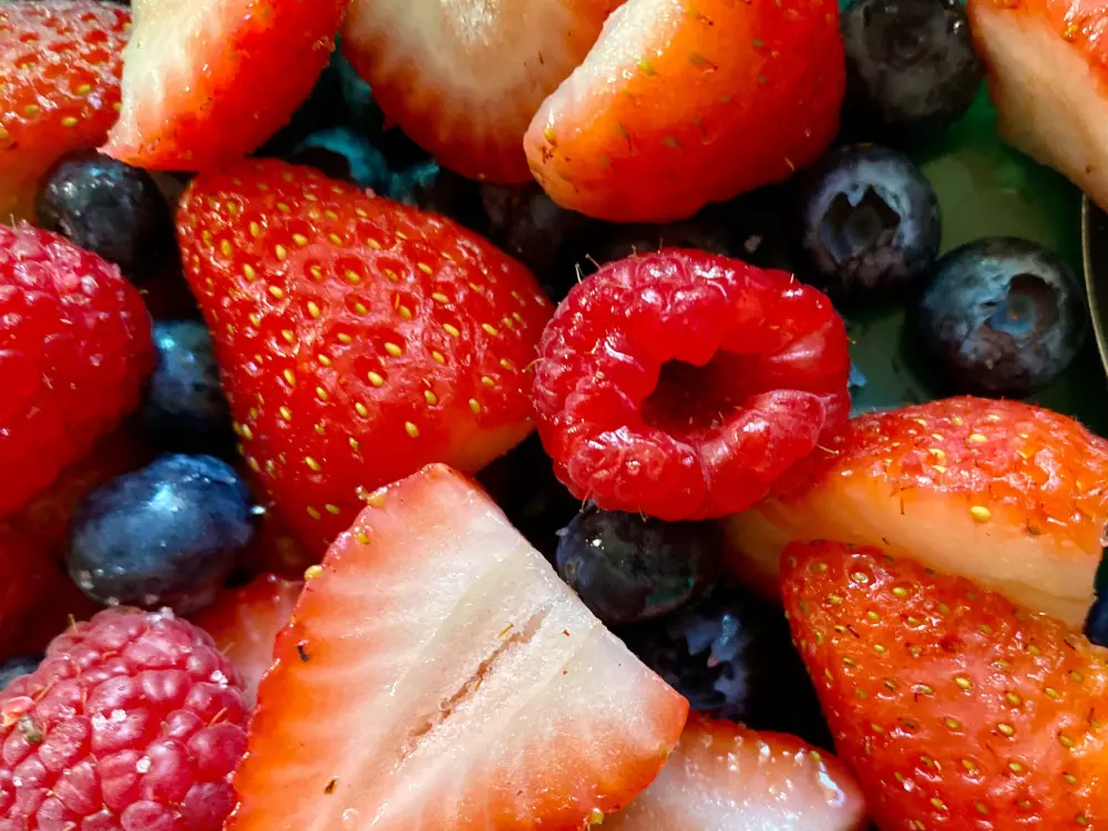 Eine Nahaufnahme von Erdbeeren und Blaubeeren in einer Schüssel