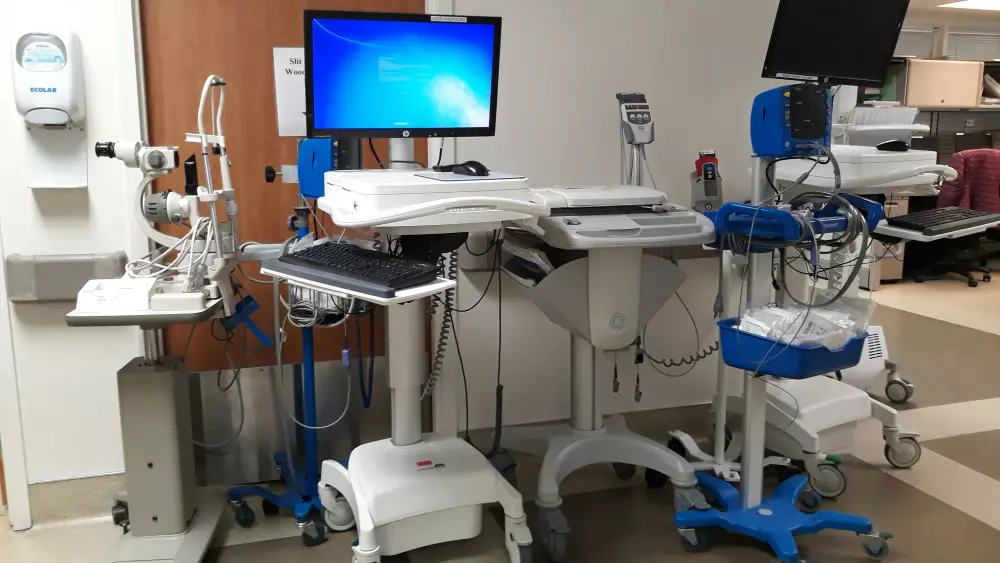 una habitación de hospital con múltiples monitores y equipo médico