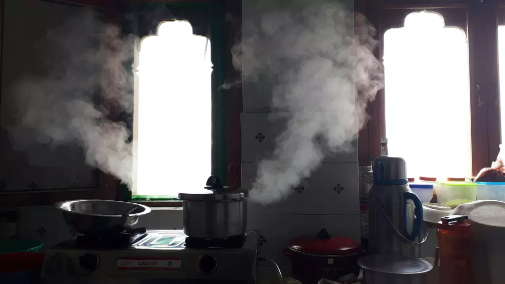 El vapor se eleva de una olla en una estufa en una cocina.
