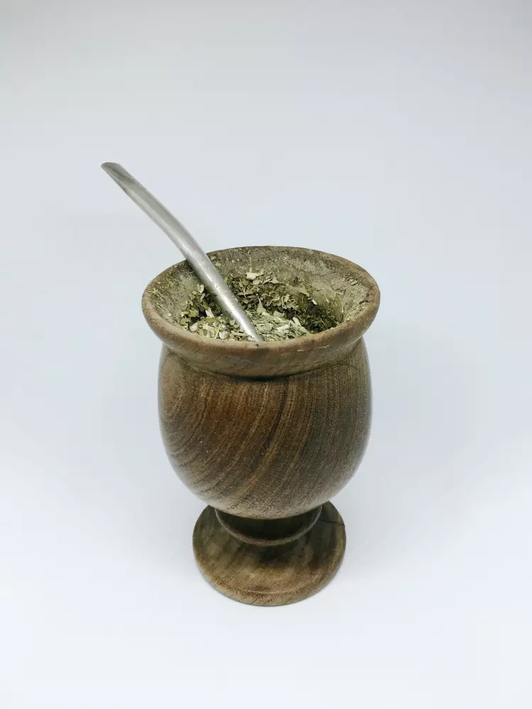 un cuenco de madera con una cuchara dentro