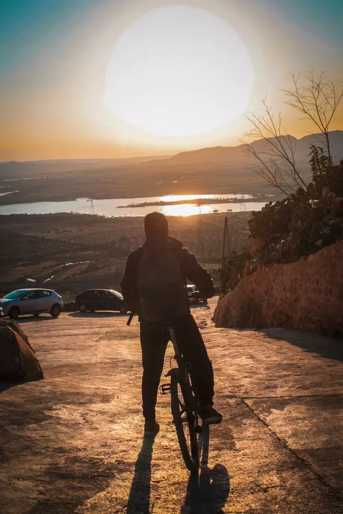 Ein Mann fährt mit dem Fahrrad die Straße hinunter.
