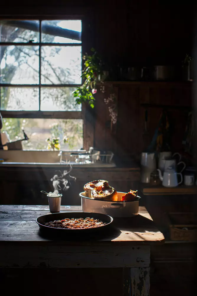 una mesa con un plato de comida encima