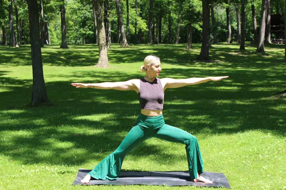 Eine Frau macht Yoga in einem Park