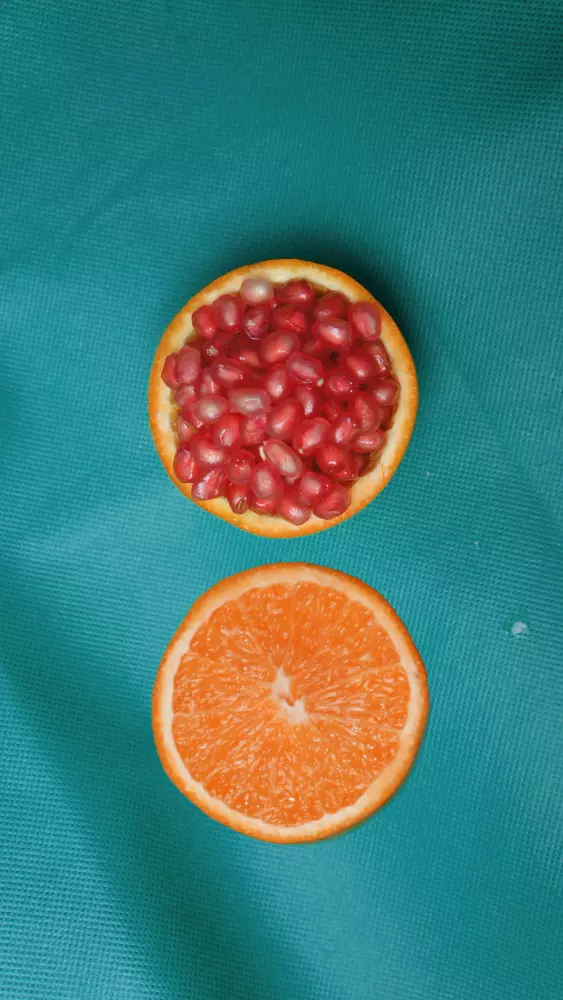 una naranja y una toronja cortadas por la mitad