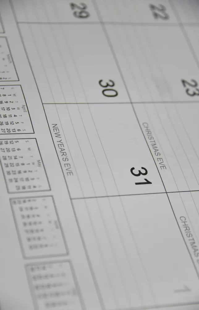 Un primer plano de un calendario con números en él