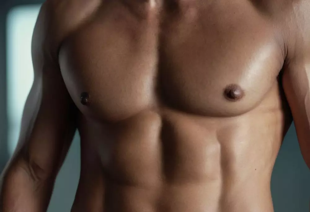 Nahaufnahme des männlichen Oberkörpers, die Bauch, Hüften und Brust betont, in einer klinischen Umgebung, in hoher Auflösung, professionell.