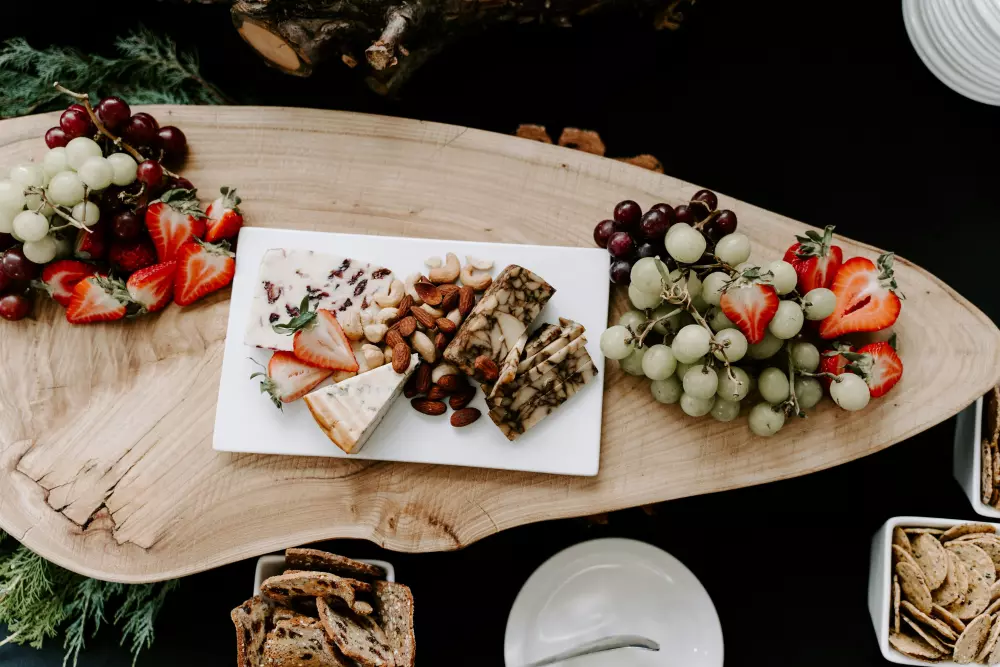 una bandeja de frutas y galletas en una mesa