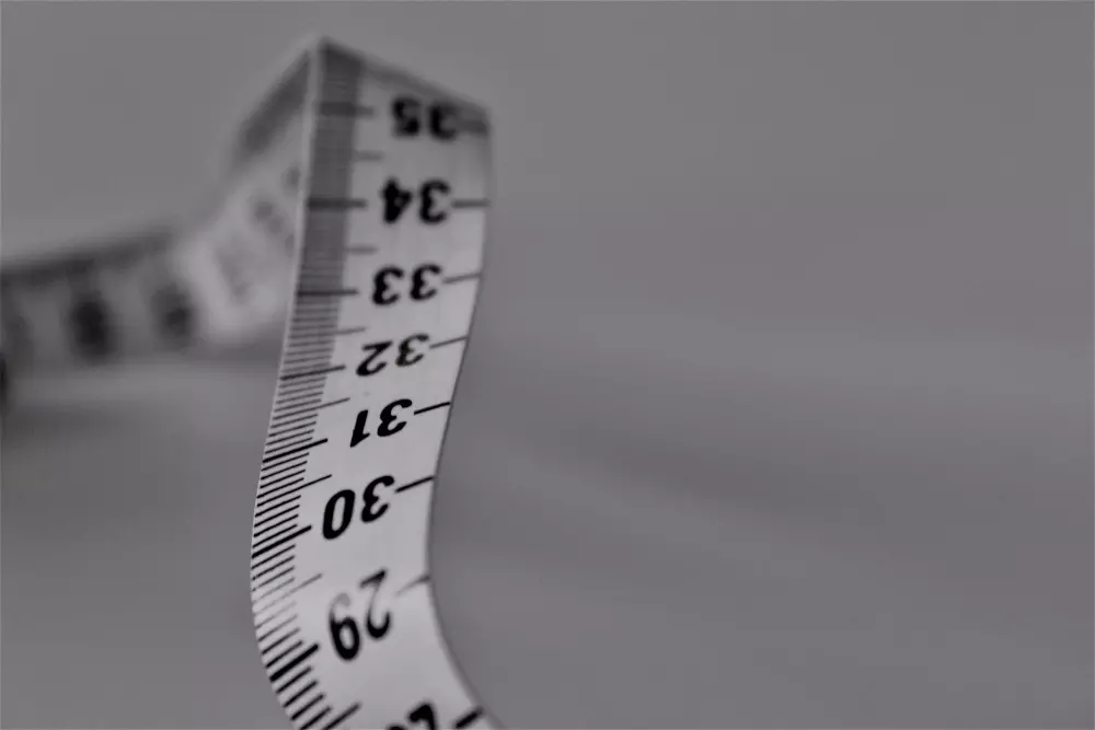 Eine Nahaufnahme eines Maßbandes auf einem Tisch