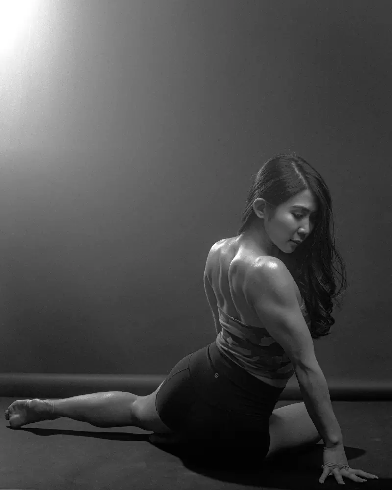 una mujer sentada en el suelo en una pose