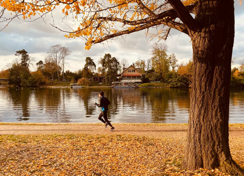 Eine Person rennt auf einem Weg in der Nähe eines Sees.