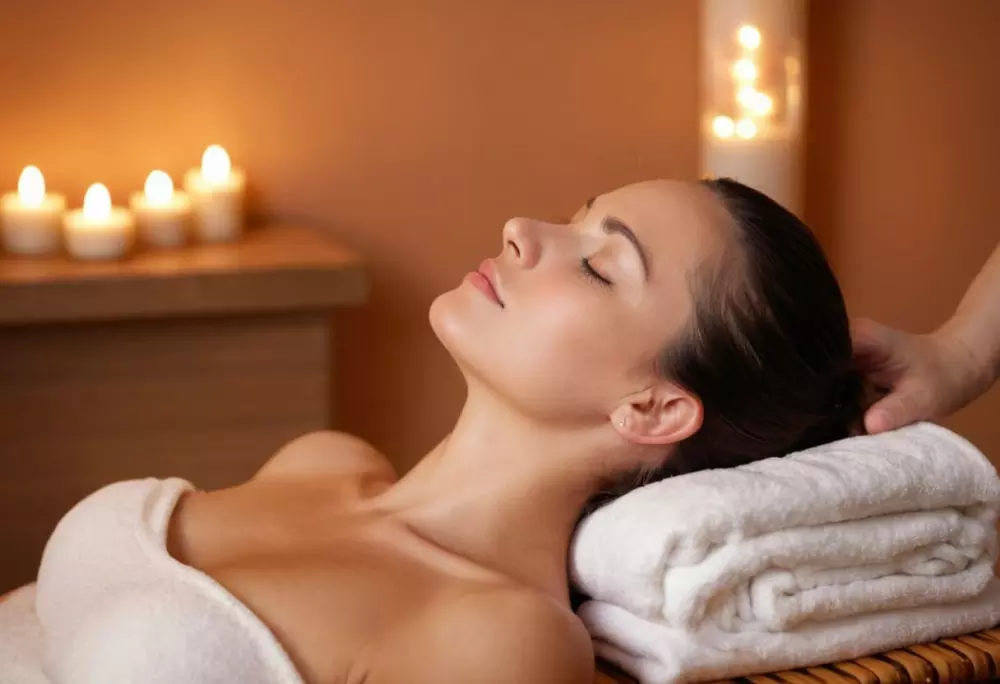 Mujer relajada con los ojos cerrados durante una sesión de auriculoterapia, en un entorno sereno similar a un spa con iluminación suave y colores tranquilizadores. Fotografía realizada con un enfoque suave en el fondo para realzar la sensación de tranquilidad.