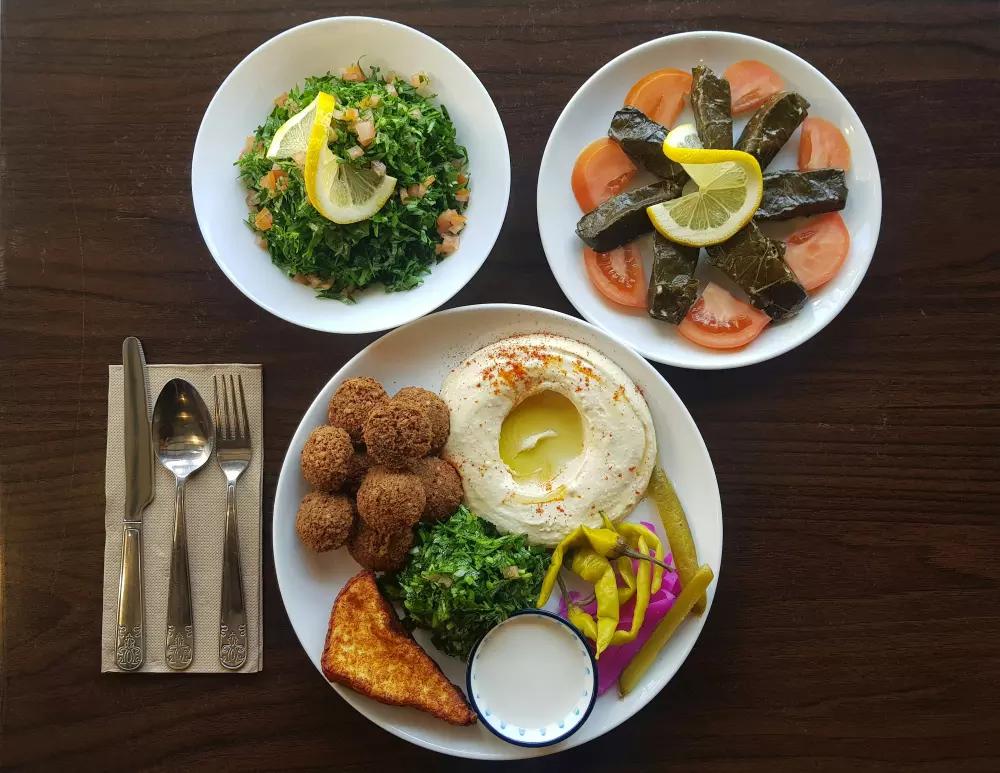 Drei Teller Essen auf einem hölzernen Tisch