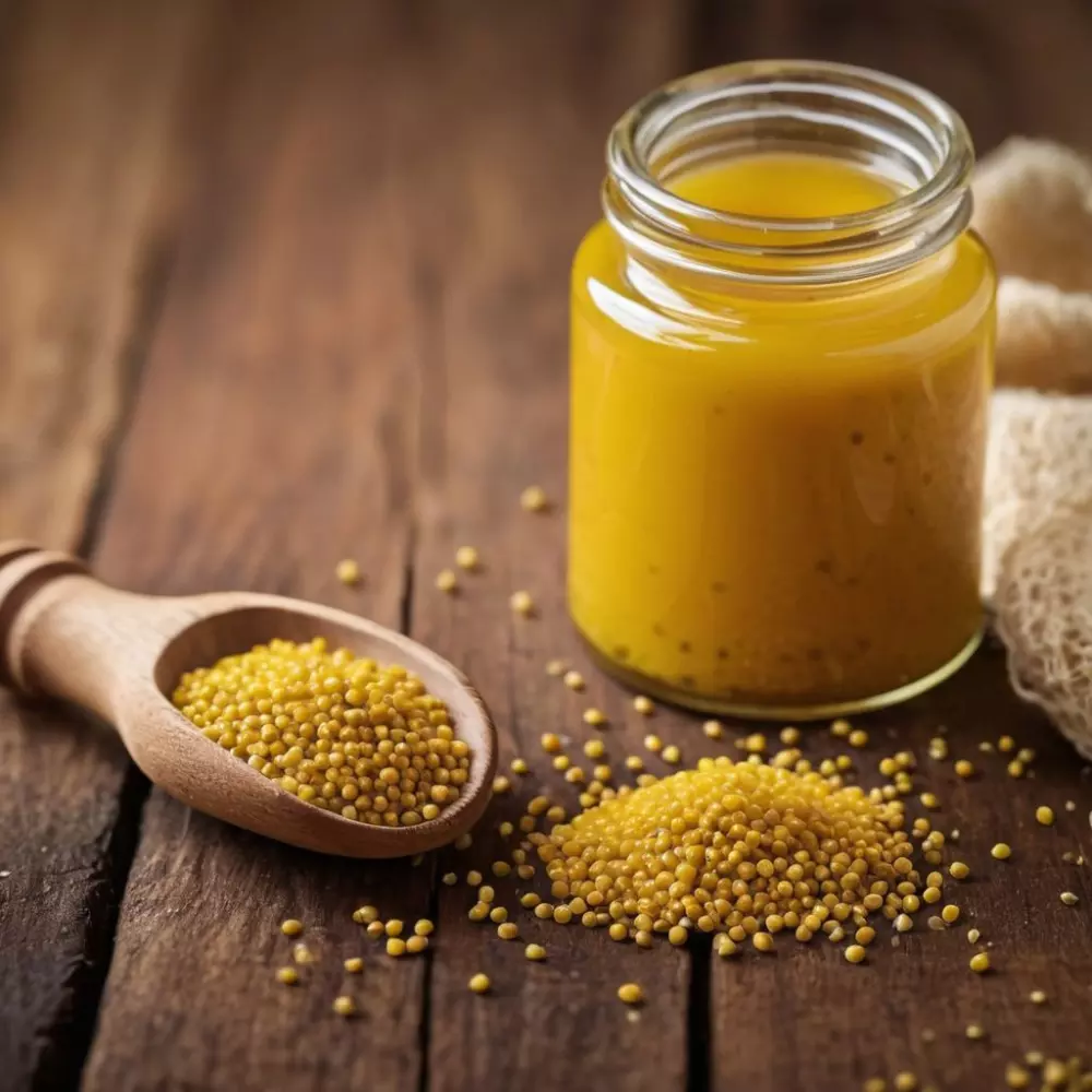 Senföl und Senfcreme nebeneinander auf einer natürlichen Holzoberfläche platziert, mit Senfkörnern verstreut, unter warmer, natürlicher Beleuchtung, um eine gemütliche und einladende Atmosphäre zu schaffen, fotografiert in hoher Auflösung mit einer DSLR-Kamera unter Verwendung eines Makro-Objektivs.