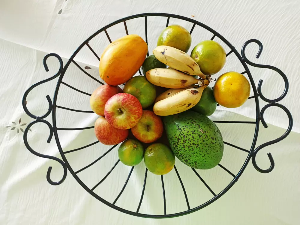 un tazón de frutas sobre una mesa
