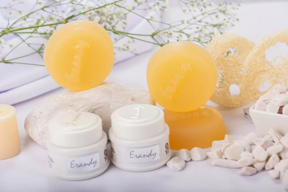 una mesa llena de diferentes tipos de productos para el cuidado de la piel