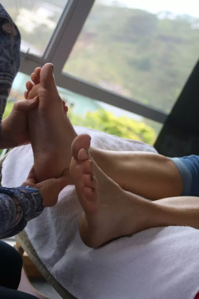 Eine Frau bekommt eine Fußmassage in einem Spa.