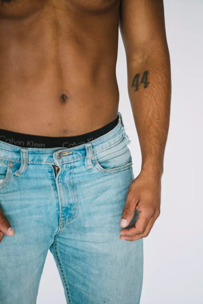 un hombre con un tatuaje en el estómago