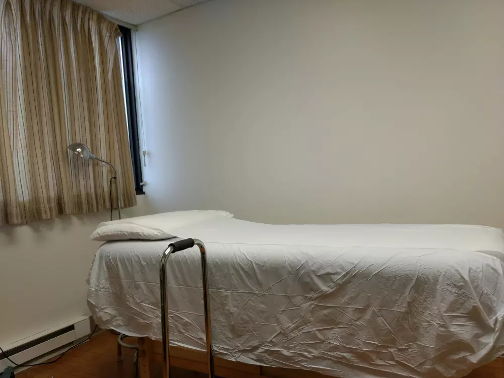 una cama de hospital en una habitación con una ventana