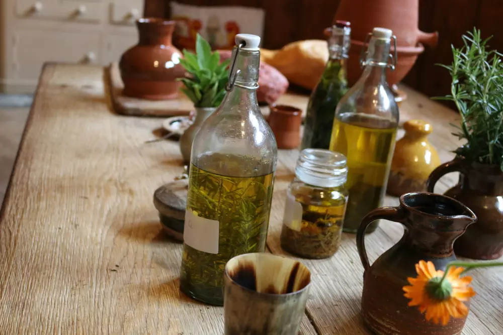 Ein hölzerner Tisch, bedeckt mit vielen Flaschen Flüssigkeit.