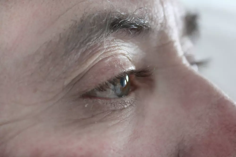 un primer plano del ojo de una persona con un fondo borroso