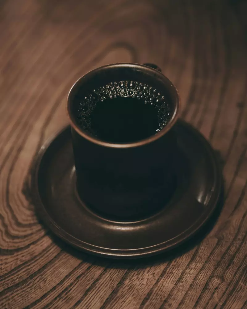 una taza de café sobre una mesa de madera