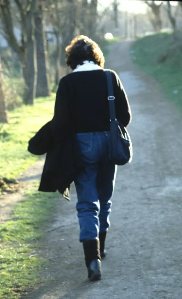 una persona caminando por un sendero con una mochila