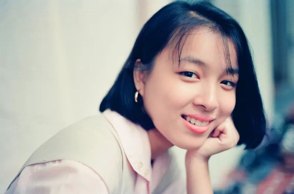 eine Frau mit einem Lächeln im Gesicht