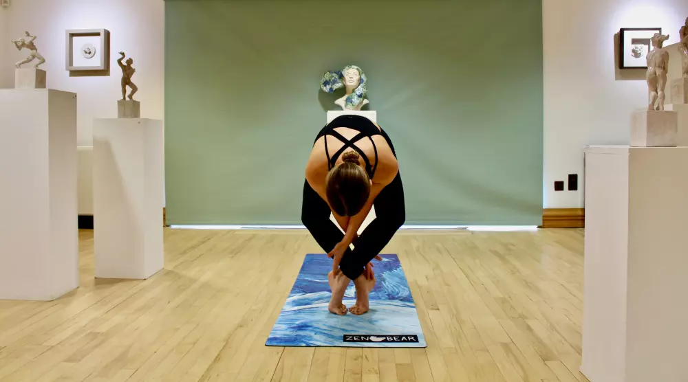 Eine Frau macht einen Handstand auf einer Yogamatte
