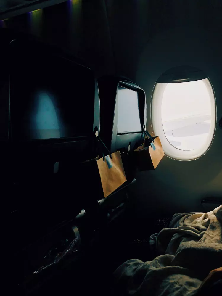 Ein Blick auf ein Bett und ein Fenster in einem Flugzeug