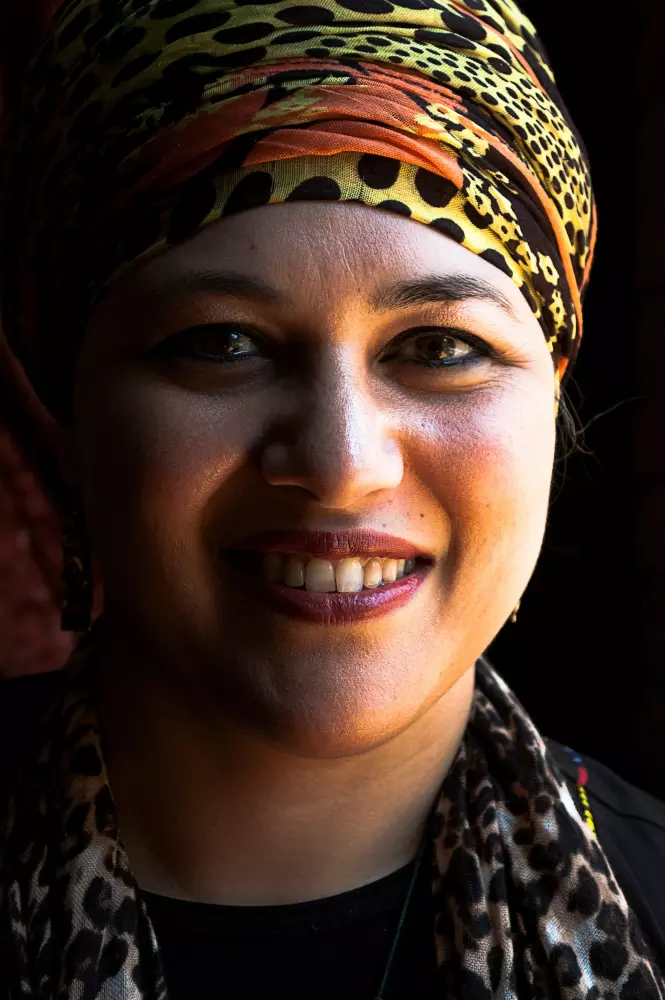 eine Frau, die ein Kopftuch und einen Schal um den Hals trägt