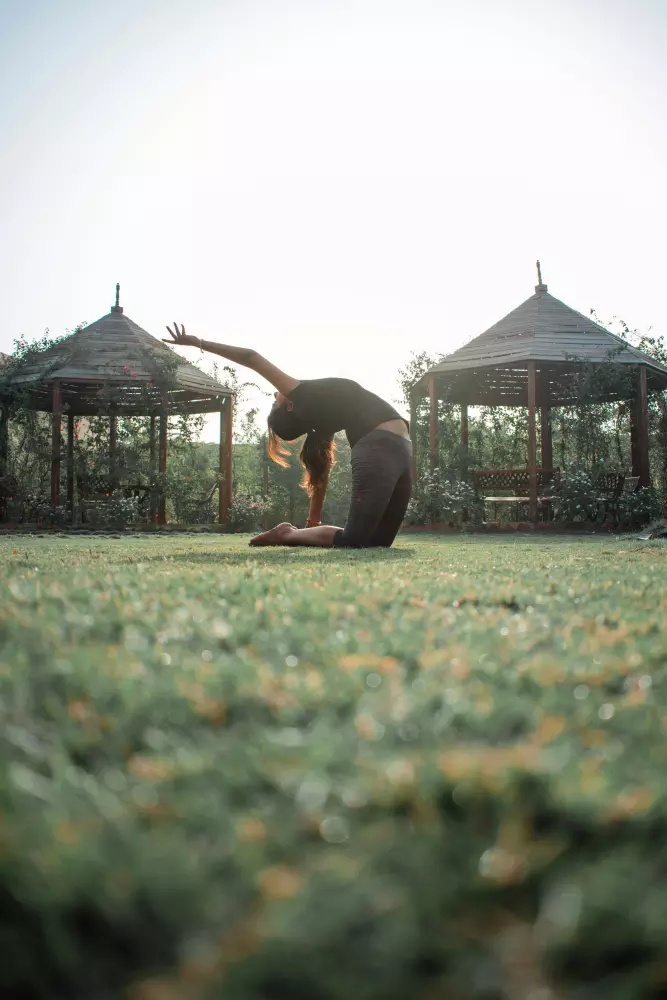 Eine Frau macht einen Handstand in einem Park