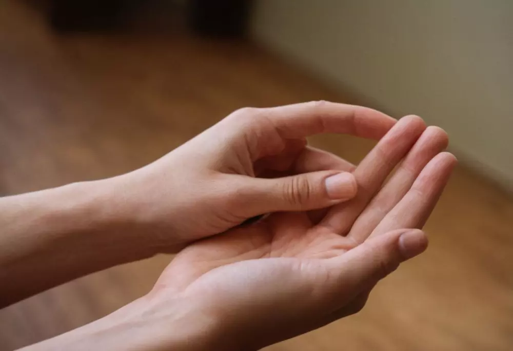Schritt-für-Schritt-Anleitungsbild zum Durchführen des Pinch-Tests, das Handpositionen und Hautreaktionen zeigt, in einem Innenraum, klar und lehrreich, Fotografie, Nahaufnahme mit einem 35mm-Objektiv, detailliert mit klarer Beleuchtung.