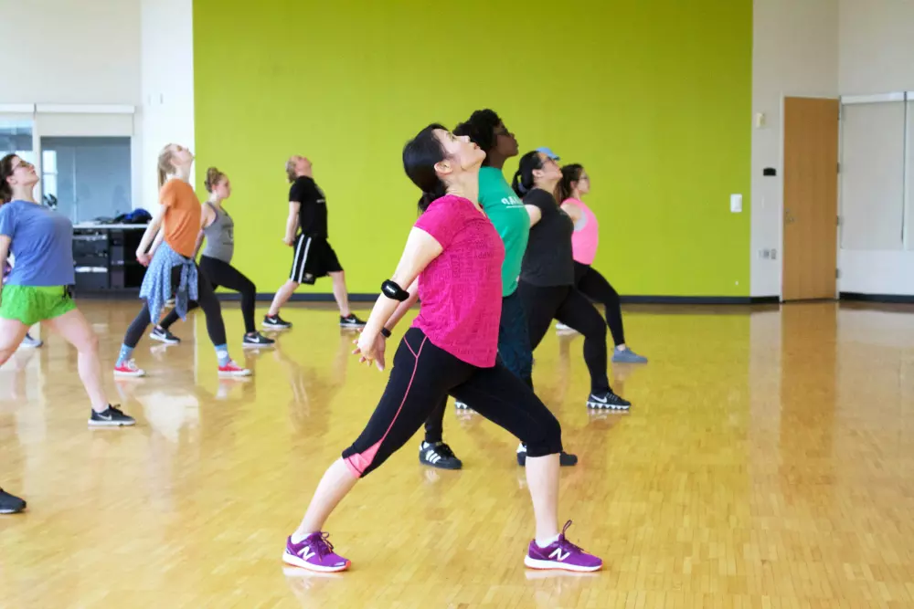 eine Gruppe von Leuten in einem Tanzkurs