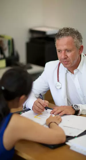 Dr. Linde mit Patient