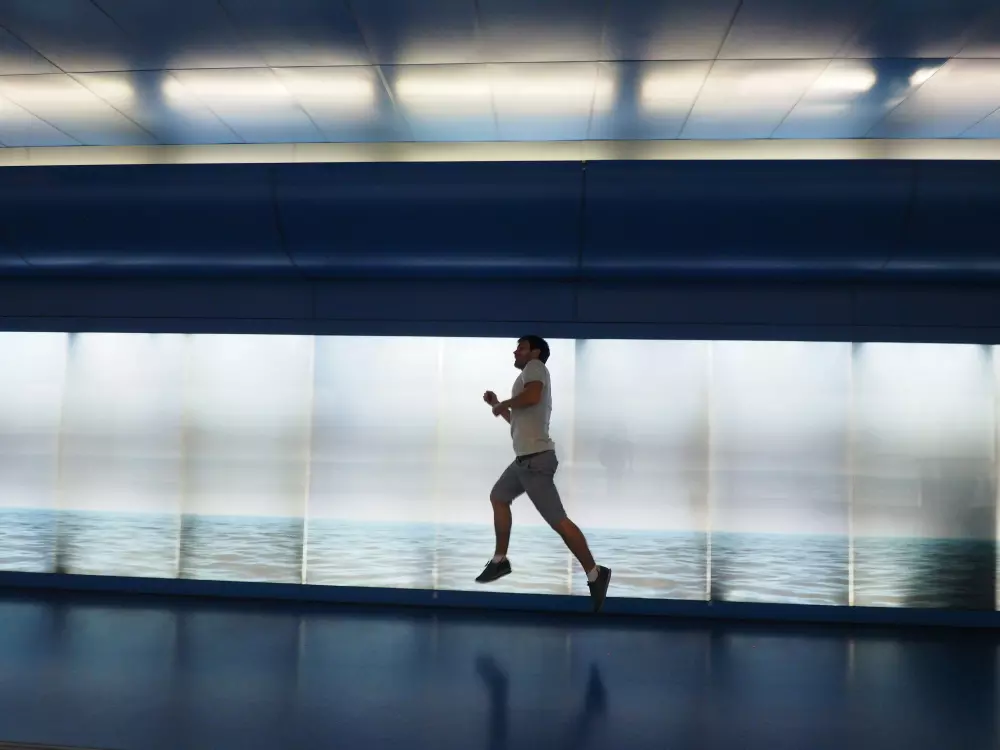Ein Mann rennt in einem großen Raum.