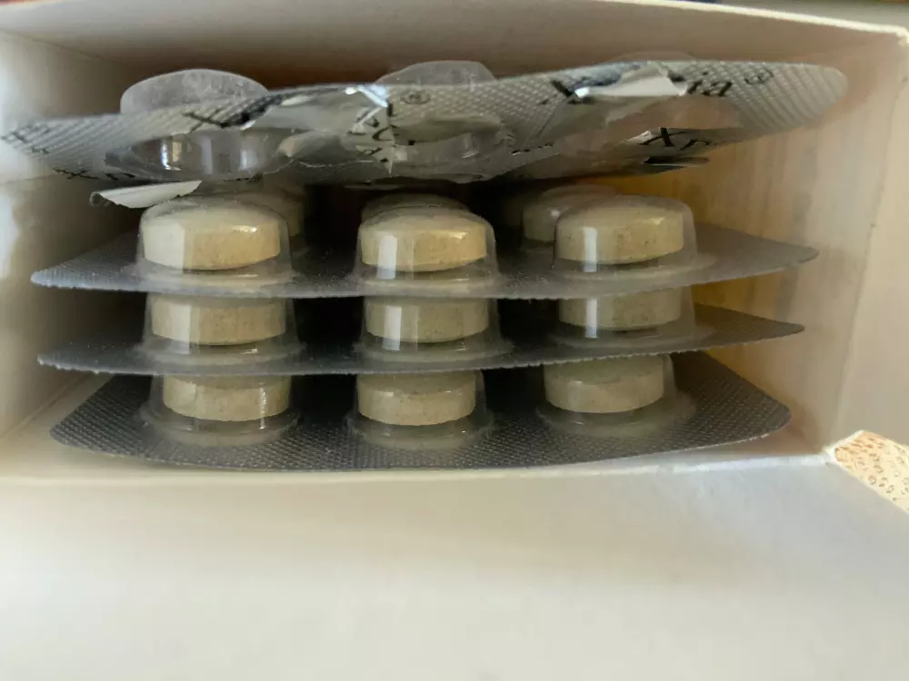 Eine Nahaufnahme einer Mikrowelle mit Essen darin