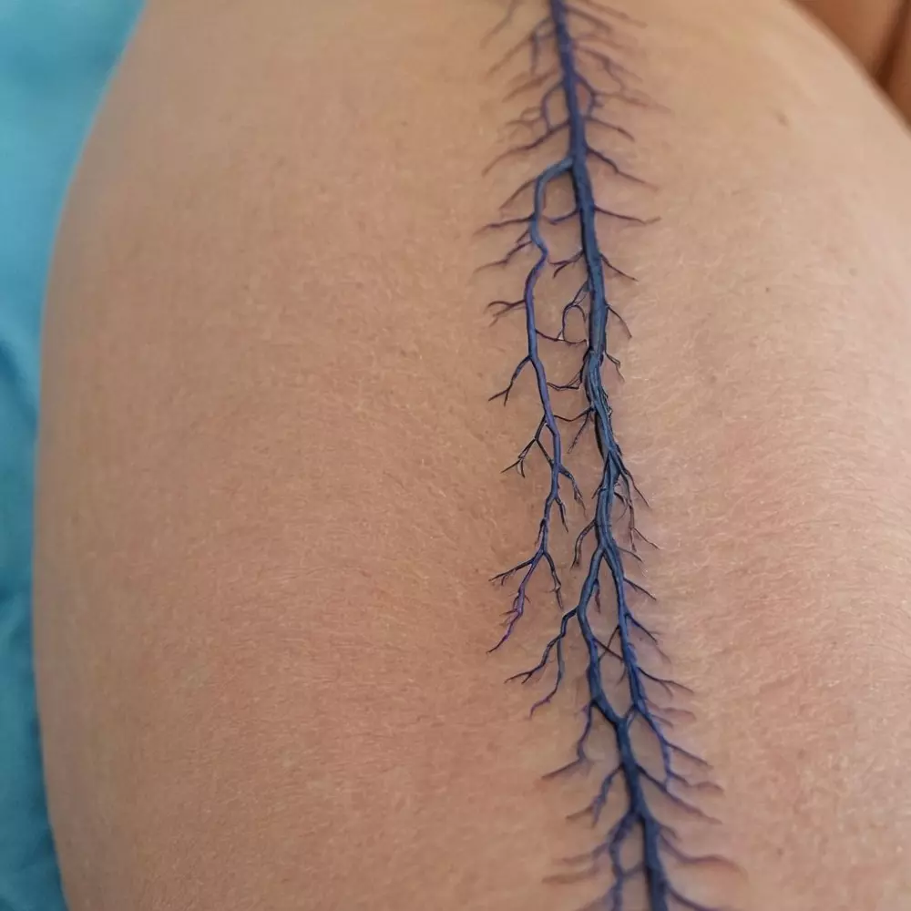 Nahaufnahme eines Beins mit stark ausgeprägten Krampfadern, die geschwollen und blau gefärbt sind, vor einem einfachen, weichgezeichneten Hintergrund im natürlichen Tageslicht, hochauflösend fotografiert.